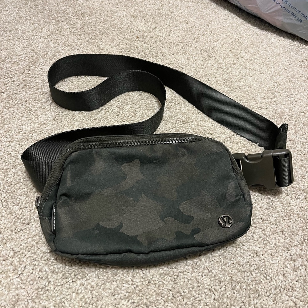 Lululemon belt bag - camo